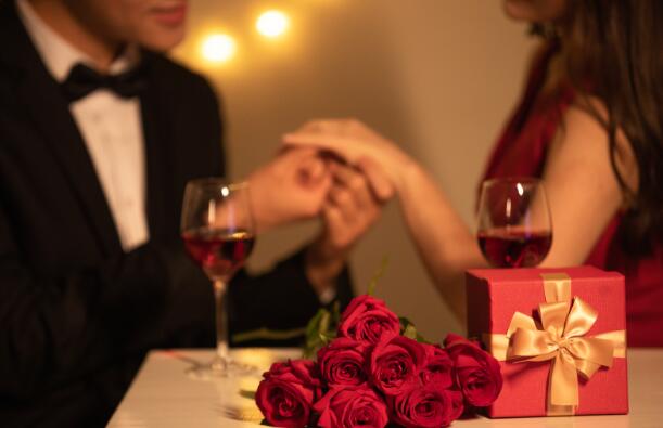 Valentines Day Couple Dinner Roses Candlelight Gifts