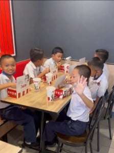 小学生第一次吃KFC 06
