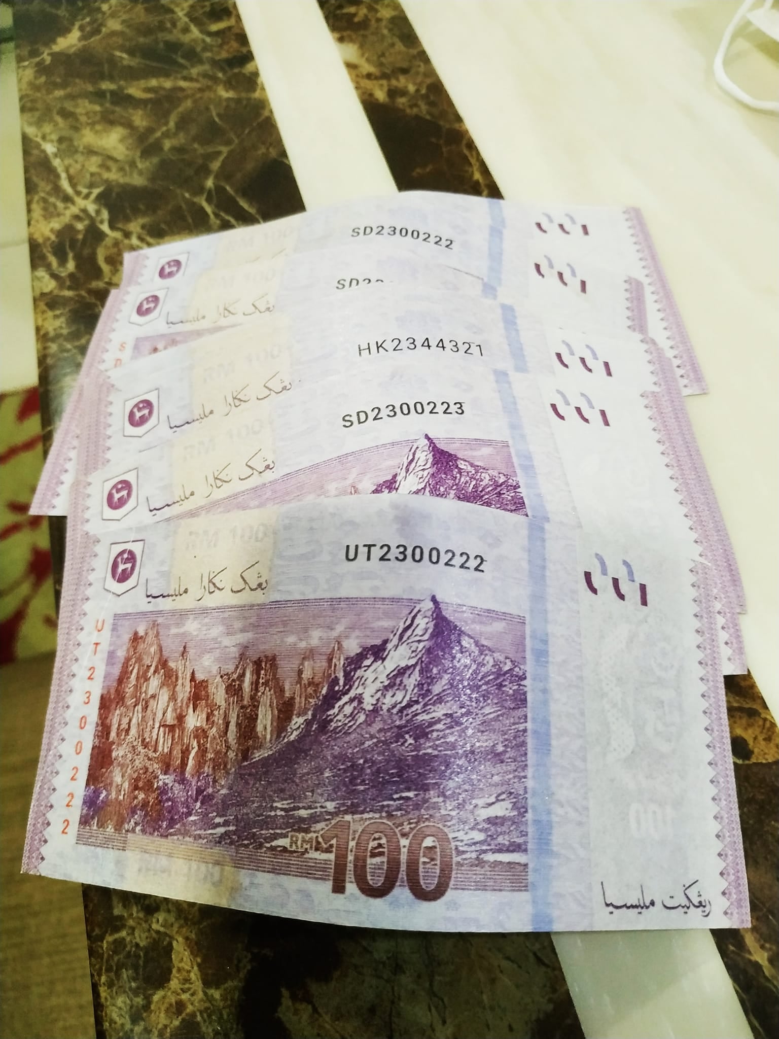 RM100褪色