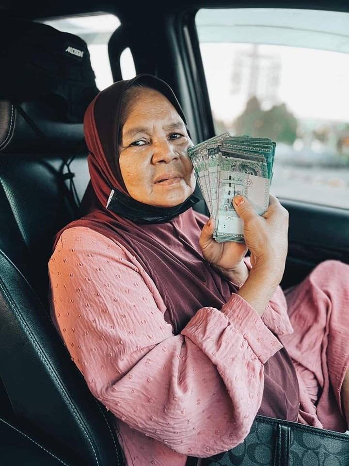 Mother Took Photo With Cash