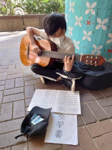 小男孩学吉他 01