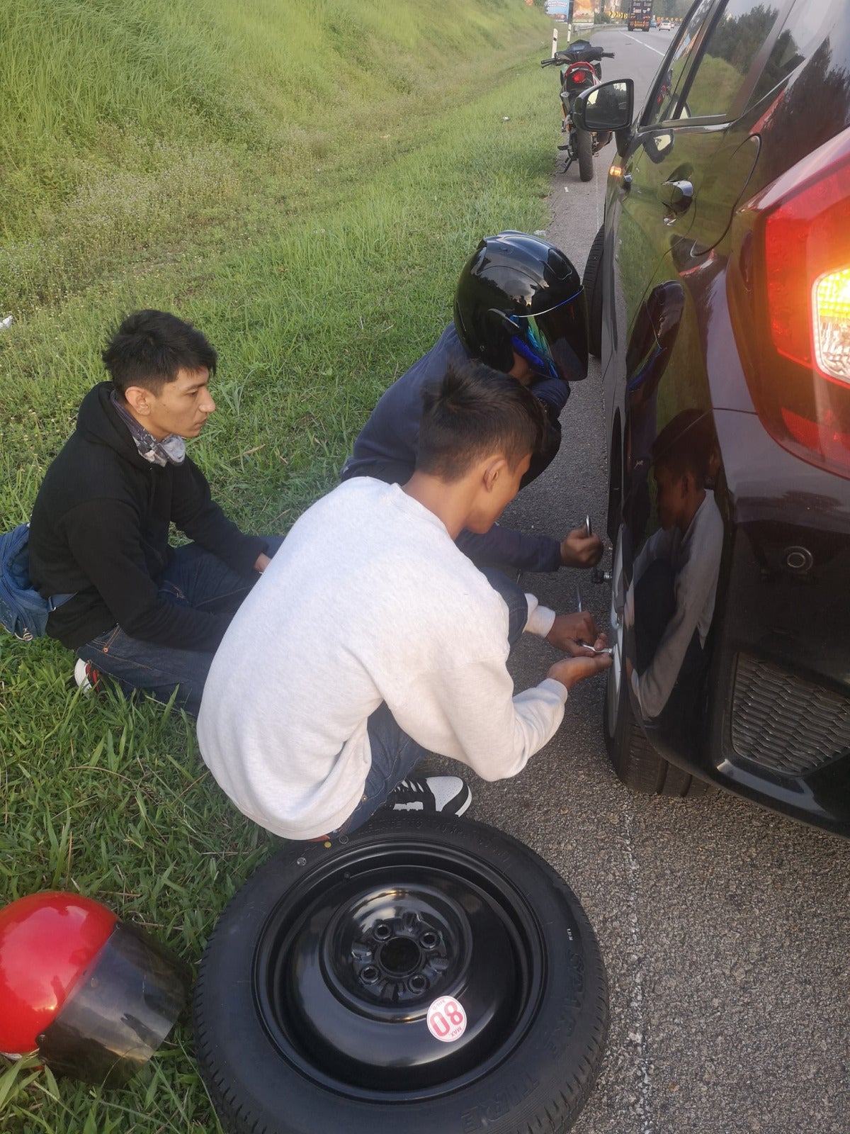 3 kind strangers help woman to change tyre punctured