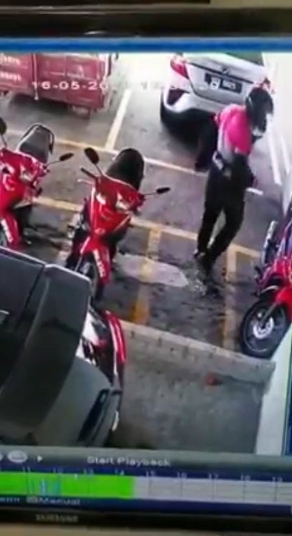 Ss 4 Foodpanda Rider Shit At Carpark Floor