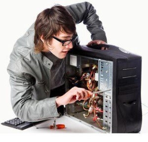 男子修电脑 05