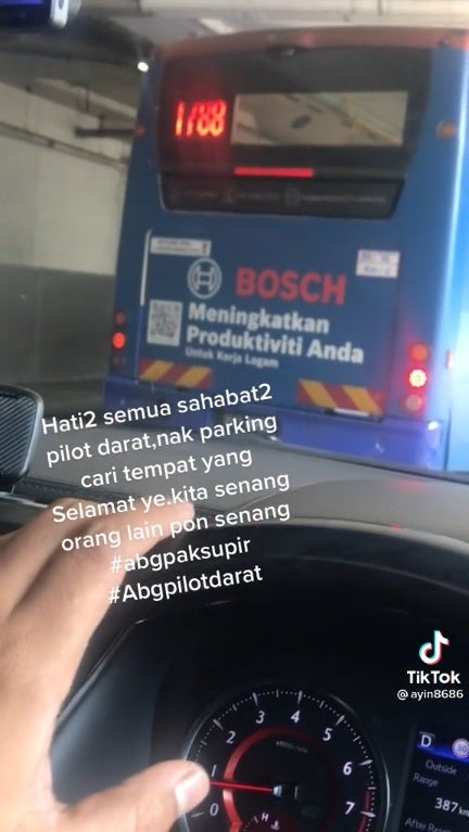 SS 3 car bang mid valley illegal parking bus