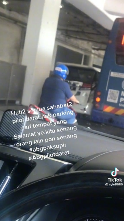 SS 4 car bang mid valley illegal parking bus