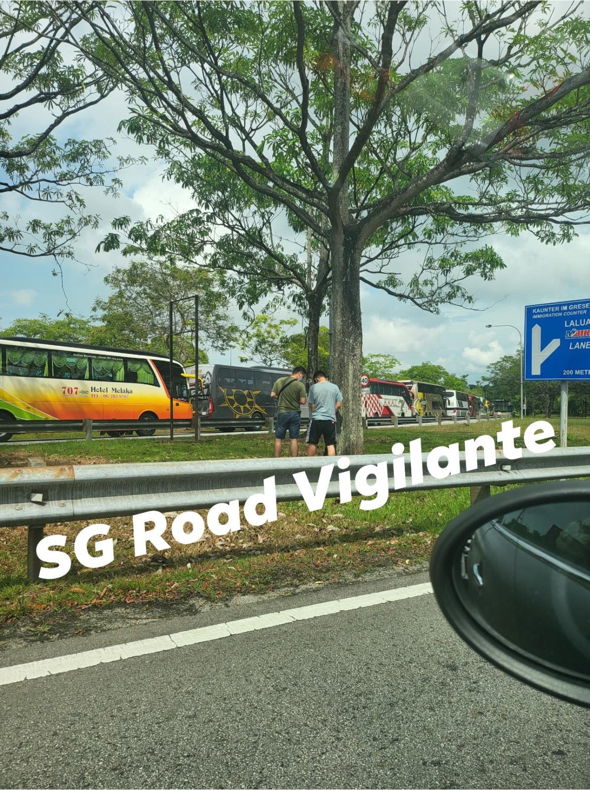 two men pee road side bus singapore malaysia 2nd link 1 scaled