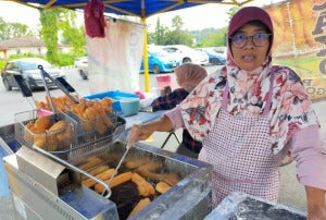 马来妇女卖炸油条 2