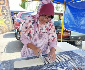 马来妇女卖炸油条