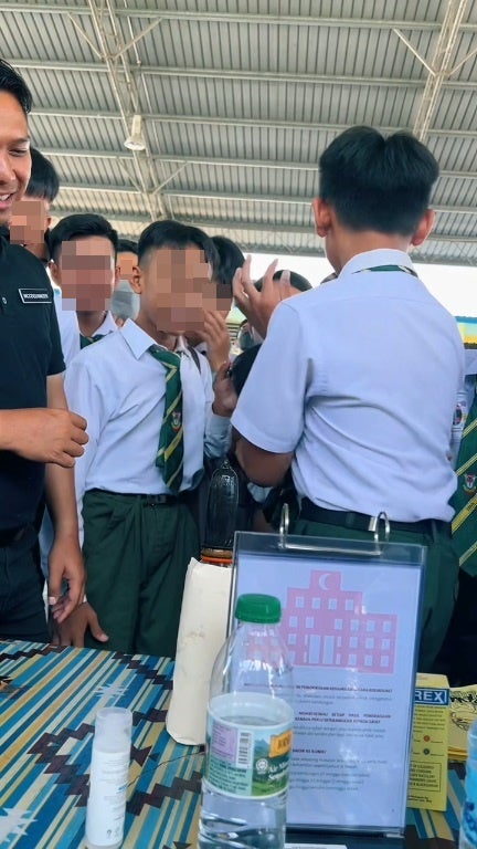 SS 4 teach student sex education condom