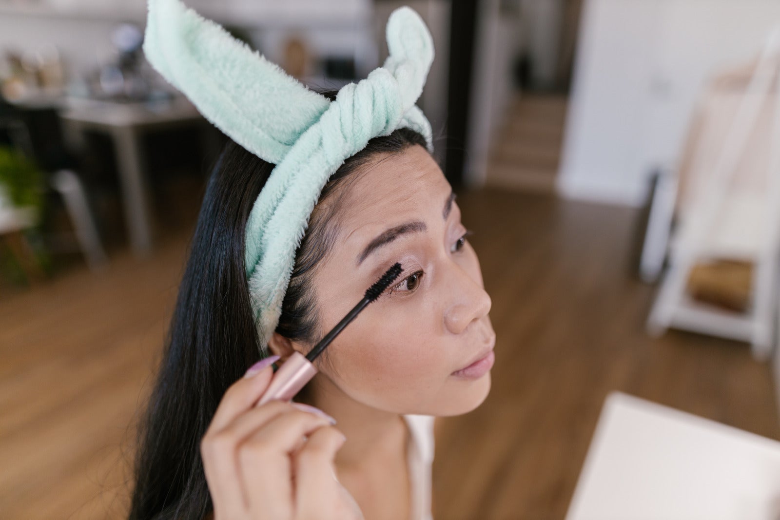 asian girl putting makeup