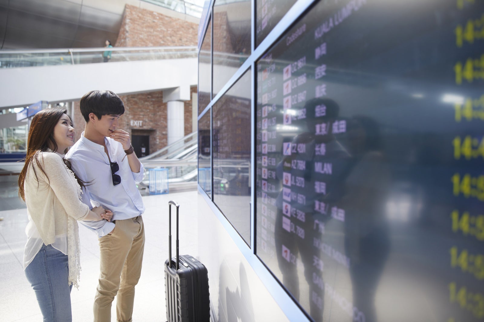 couple airport travel luggage