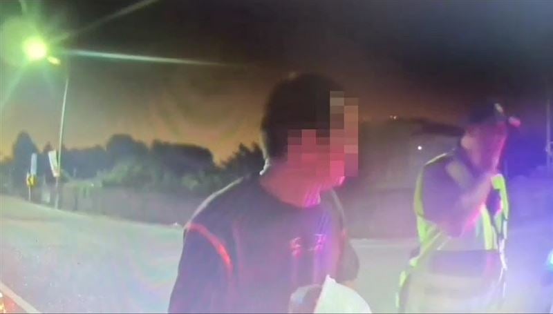 Drunk Man Blow Mistaken Kiss Police Face Test 5