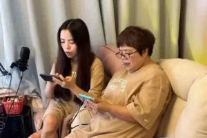 大妈玩王者玩手机玩游戏