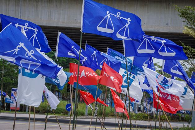 GE 15 election flags road