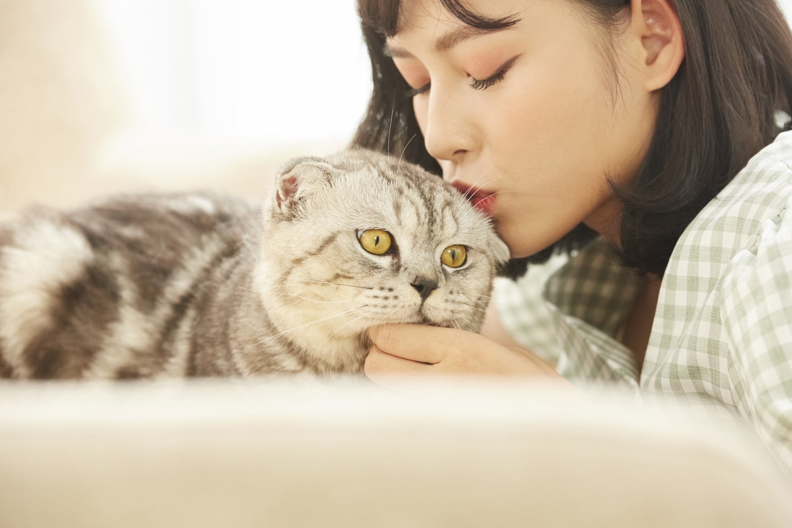 woman kiss cat