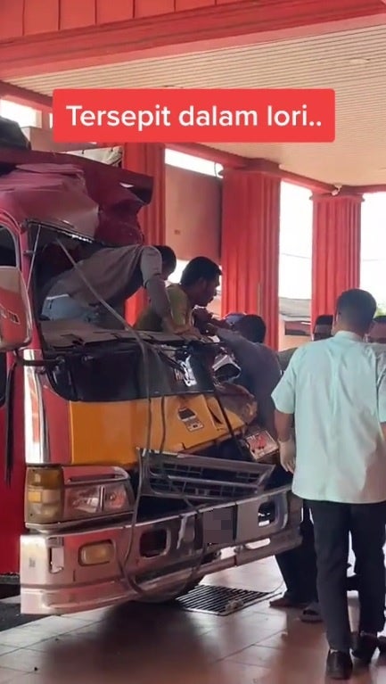 SS 1 lorry driver drive to emergency after accident passenger tersepit