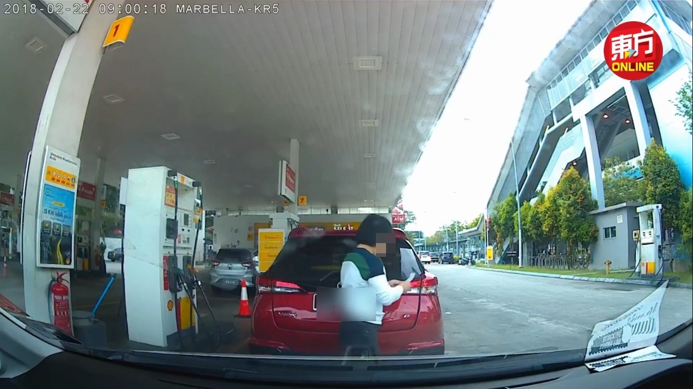 SS 1 woman rompak petrol station see resit open door bag