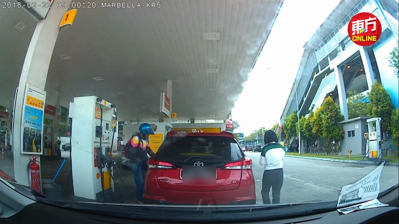 SS 2 woman rompak petrol station see resit open door bag