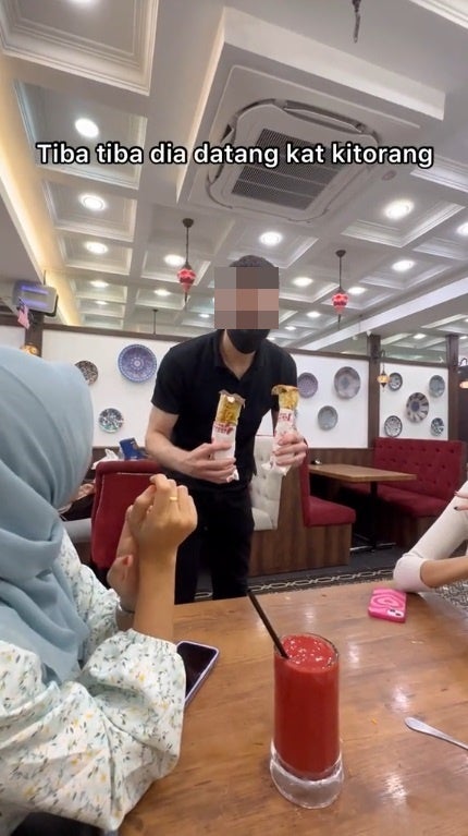 SS 6 girls flirt with handsome waiter gets free sharwarma