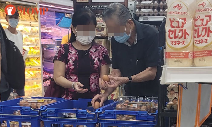 sg couple choose eggs for 15 minutes in supermarket 1