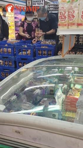 sg couple choose eggs for 15 minutes in supermarket 2 1