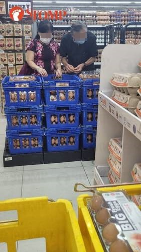 sg couple choose eggs for 15 minutes in supermarket 3 1