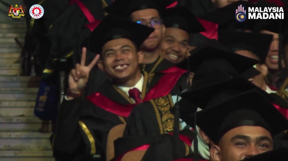 SS 5 Guy graduation smile in hall screen