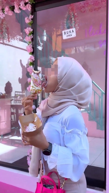 SS 7 hijabi influencer ears dick shaped dessert bashed