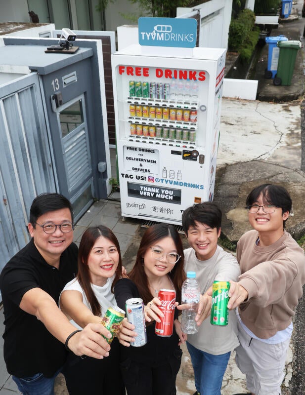 TYVM Drinks family sset up vending machine to give free drinks delivery men driver 5