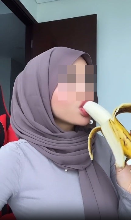 hijabi influencer eat banana