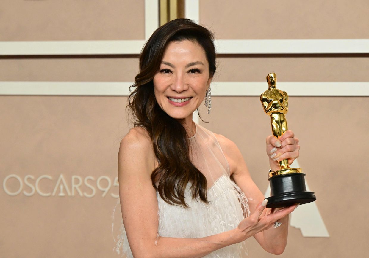 michelle yeoh win oscar best actress award 2023