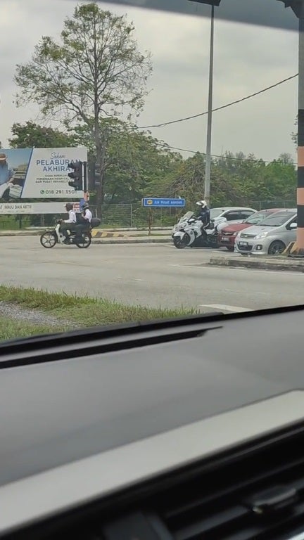 Ss 2 Students Run Red Light Police Behind