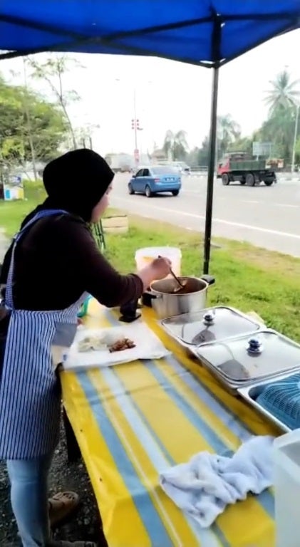 Ss 4 Malay Owner Woman Feed Stray Dog