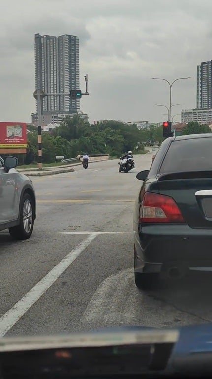 Ss 4 Students Run Red Light Police Behind