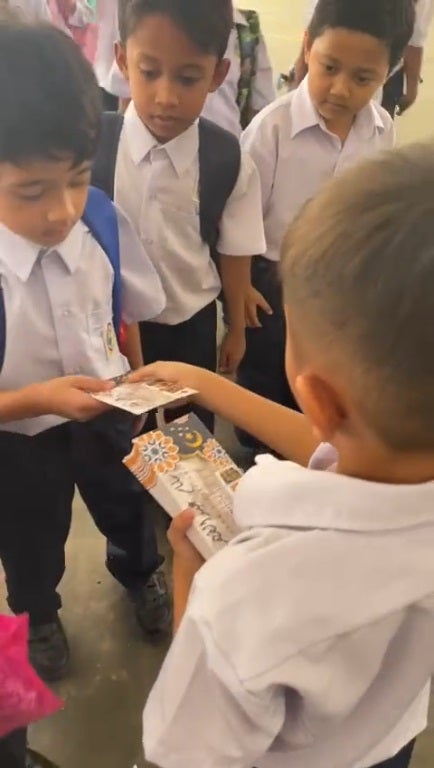 SS 6 kid give duit raya to classmate in school