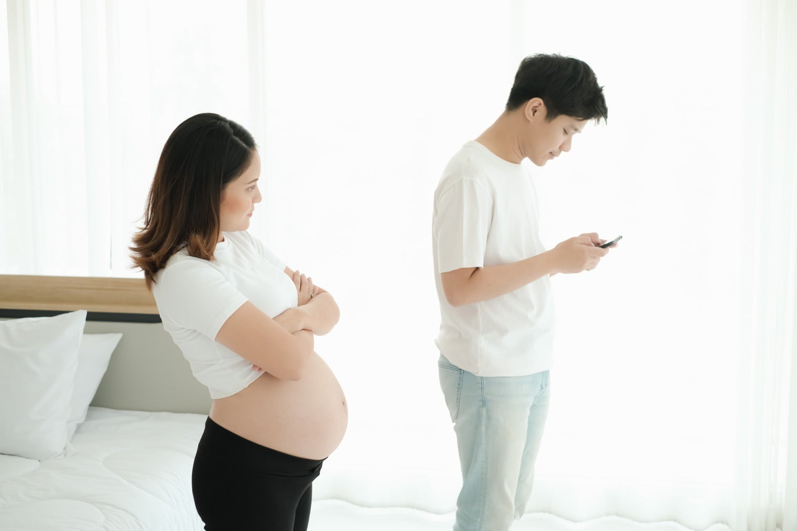 pregnant couple woman angry man phone