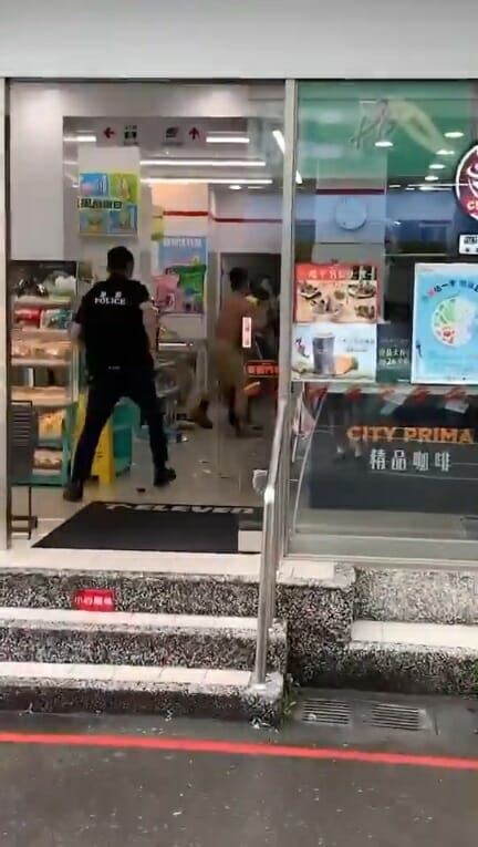 Ss 1 Muscle Man Turns Hulk In 7 Eleven And Hit Policemen