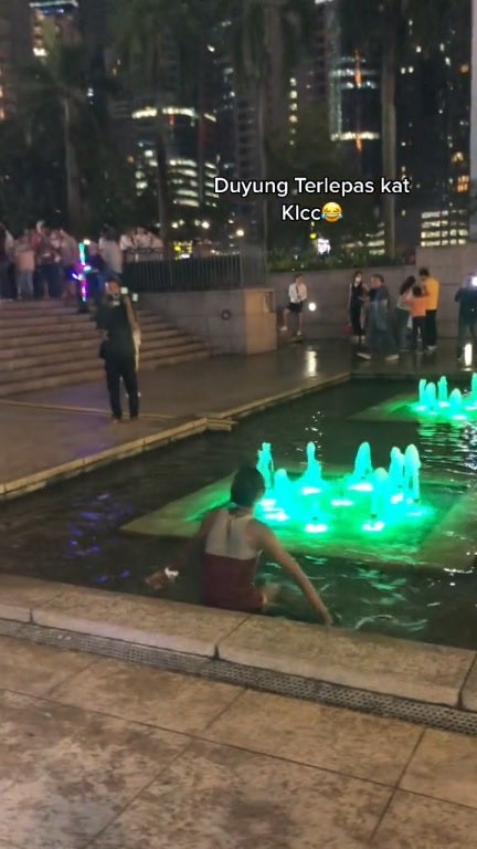 SS 1 woman playing water klcc fountain