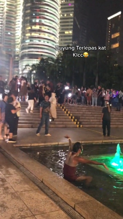 SS 2 woman playing water klcc fountain