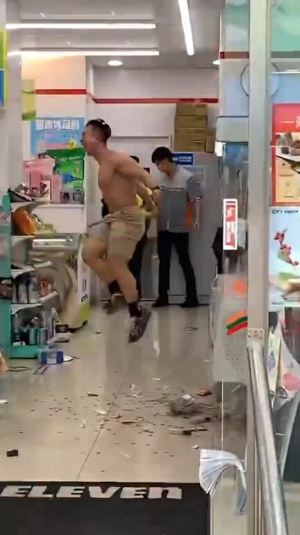 Ss 3 Muscle Man Turns Hulk In 7 Eleven And Hit Policemen