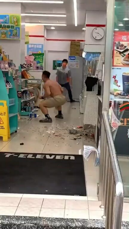 Ss 4 Muscle Man Turns Hulk In 7 Eleven And Hit Policemen