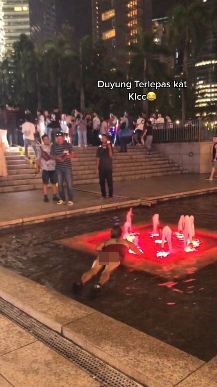 SS 4 woman playing water klcc fountain