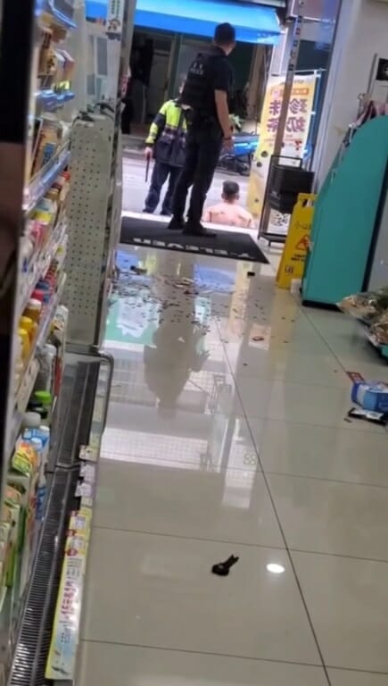 Ss 7 Muscle Man Turns Hulk In 7 Eleven And Hit By Policemen