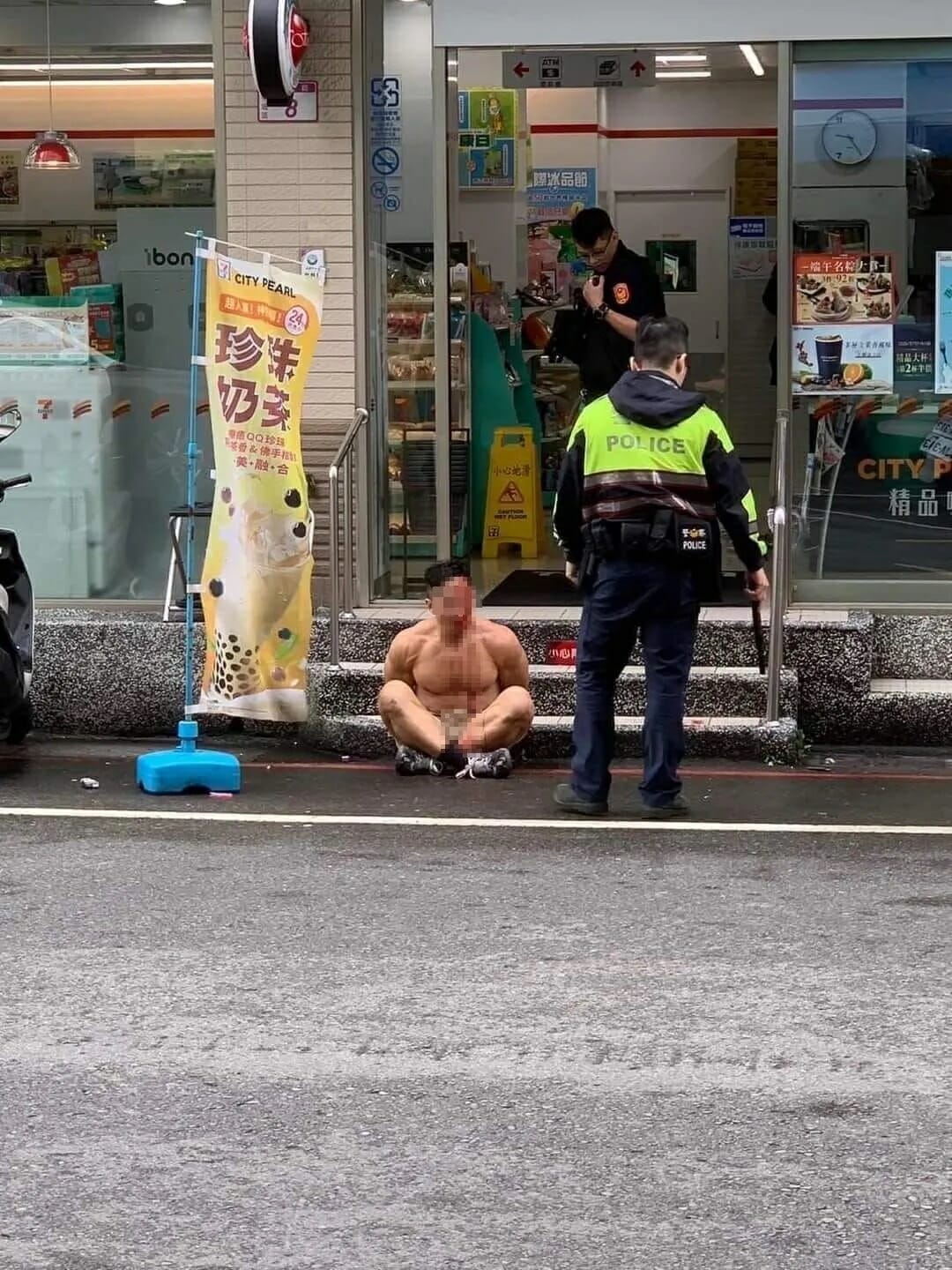 Muscle Man Turns Hulk In 7 Eleven And Hit Policemen 2