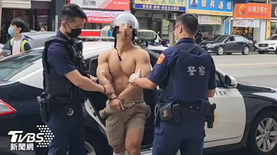 Muscle Man Turns Hulk In 7 Eleven And Hit Policemen 3