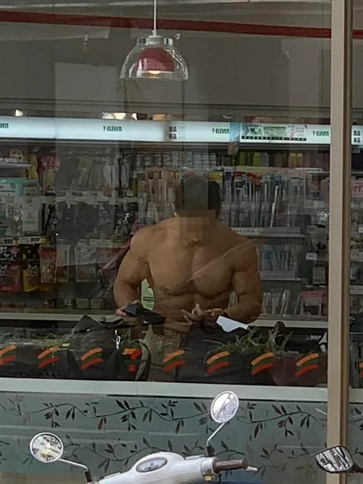 Muscle Man Turns Hulk In 7 Eleven And Hit Policemen