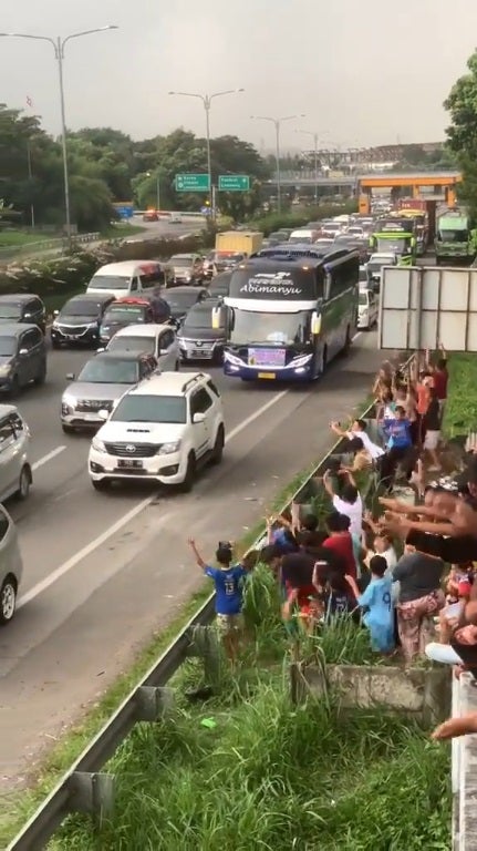 Ss 1 Kids Waiting For Bus To Horn Songs At Roadside Happy Dancing Along