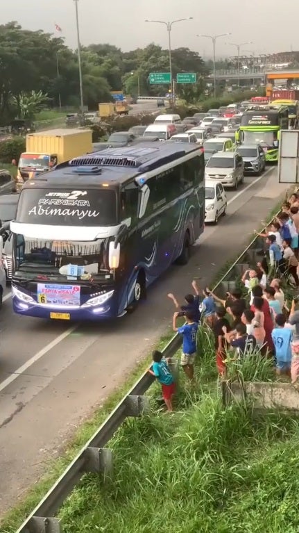 Ss 6 Kids Waiting For Bus To Horn Songs At Roadside Happy Dancing Along