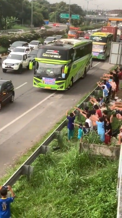 Ss 7 Kids Waiting For Bus To Horn Songs At Roadside Happy Dancing Along